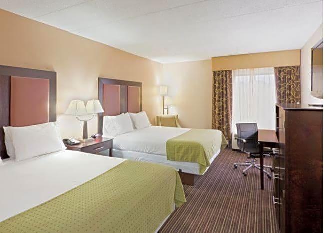 Holiday Inn Express Hotel & Suites Charleston-Southridge