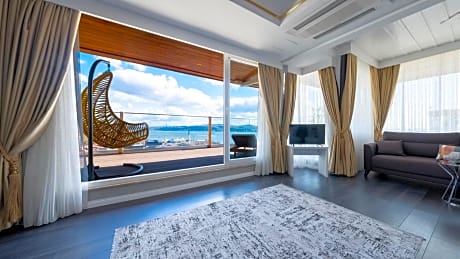 Penthouse Suite with Sea View and Private Jacuzzi