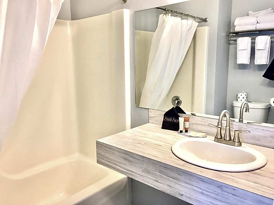 Empire Lakeshore Inn