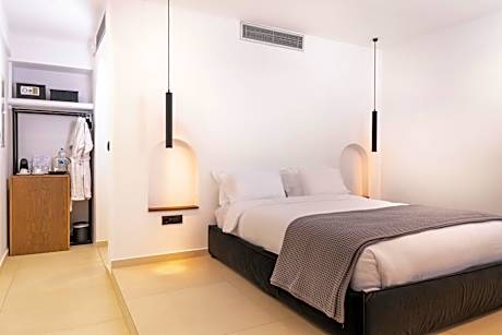 Deluxe Suite with Indoor Jacuzzi