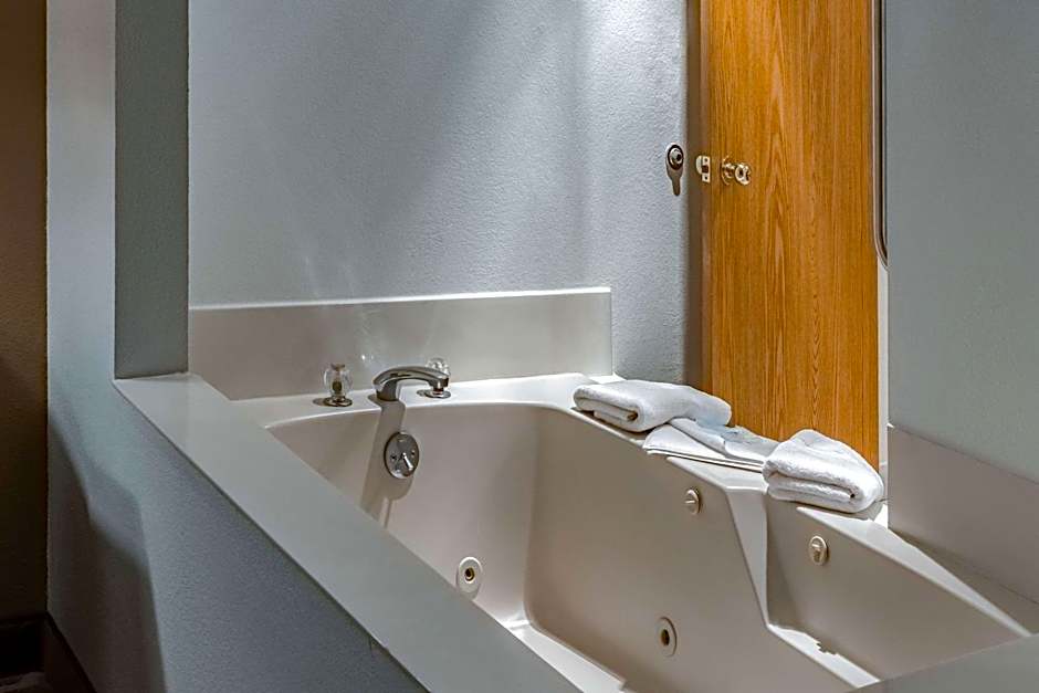 Quality Inn & Suites Vancouver North