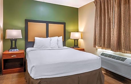 Deluxe Studio with 1 Queen Bed - Non-Smoking