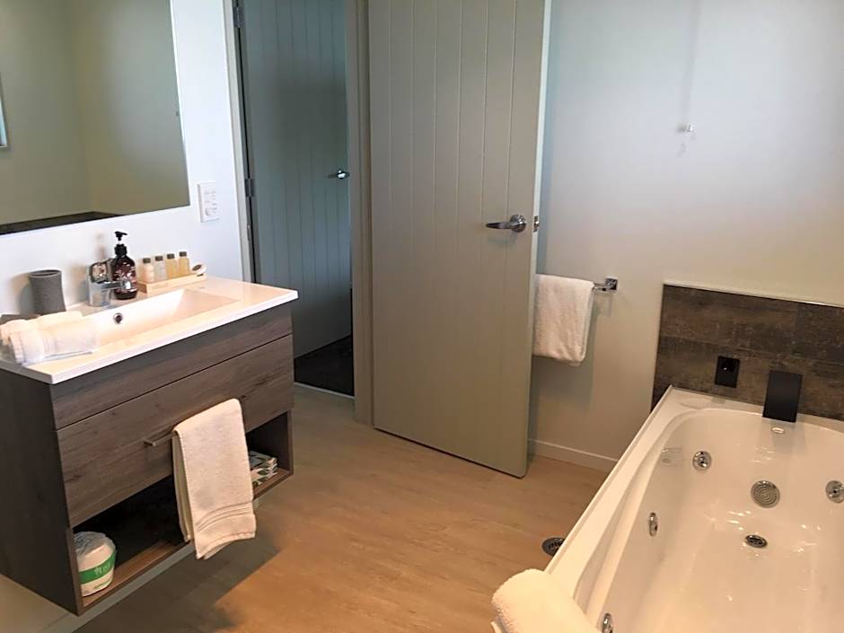 Baycourt Lakefront Motel