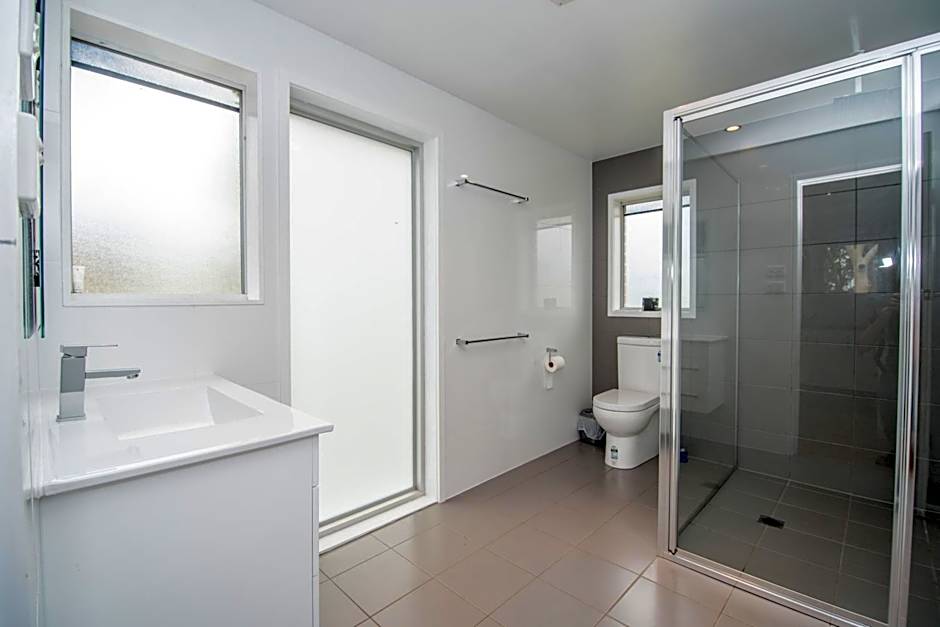 Lakeside Cabins & Holiday Village