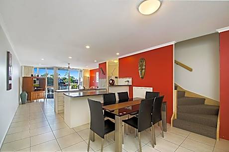 Family Three-Bedroom Villa with River View