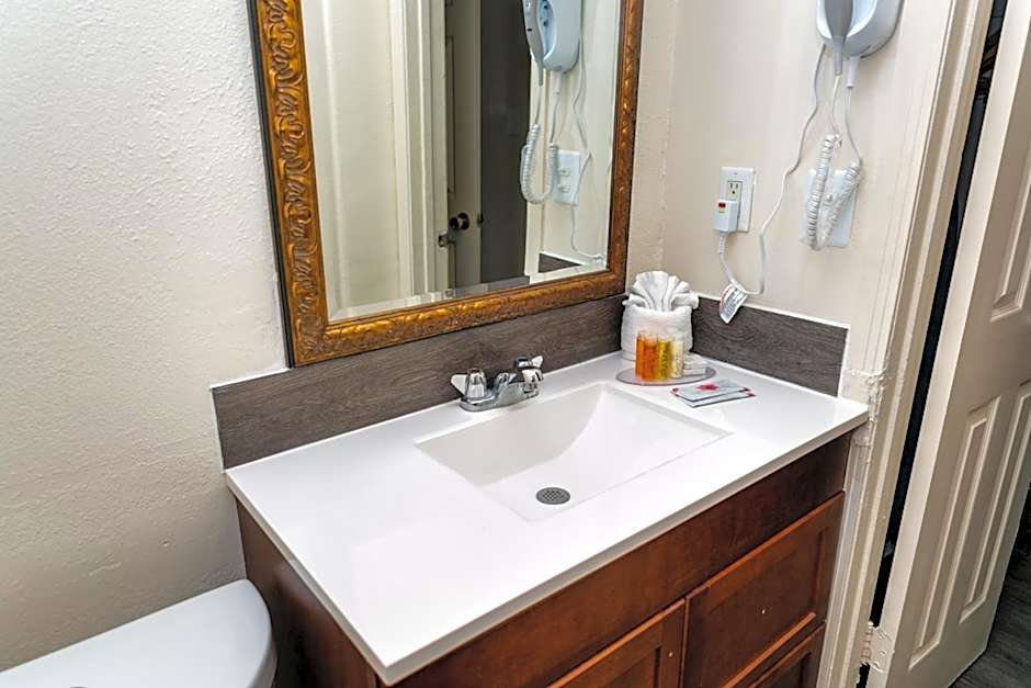 Anaheim Discovery Inn And Suites