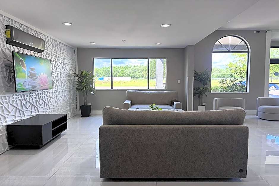 Super 8 by Wyndham Clinton/Jackson West