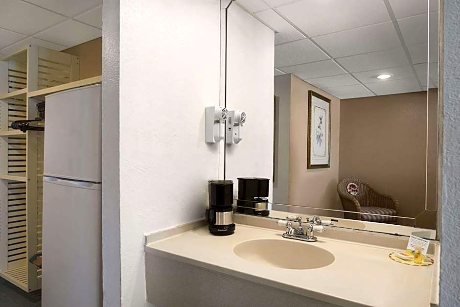 Days Inn by Wyndham Panama City Beach/Ocean Front
