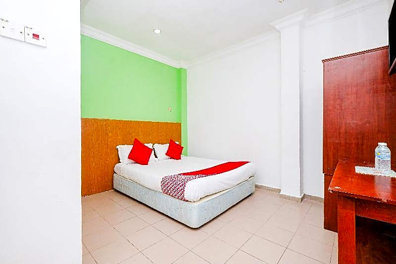 OYO 850 Gold Star Hotel