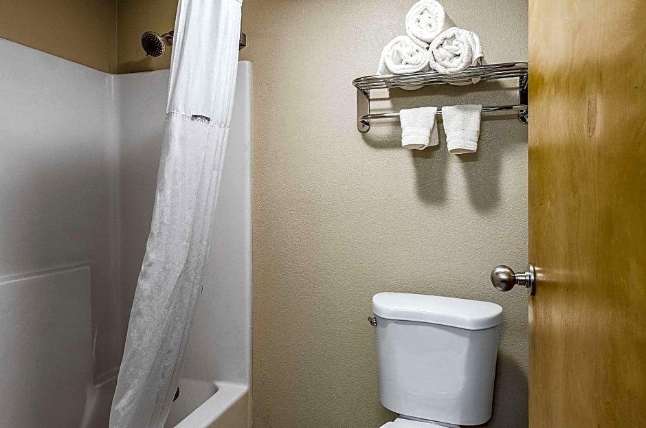 La Casa Inn & Suites-Middleboro