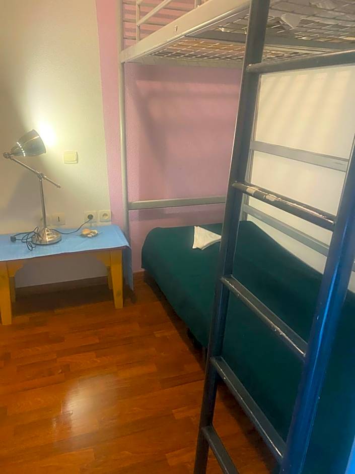 Maisonnette dans village vacances canapé convertible , chambre 1 lit et mezzanine ,draps en plus