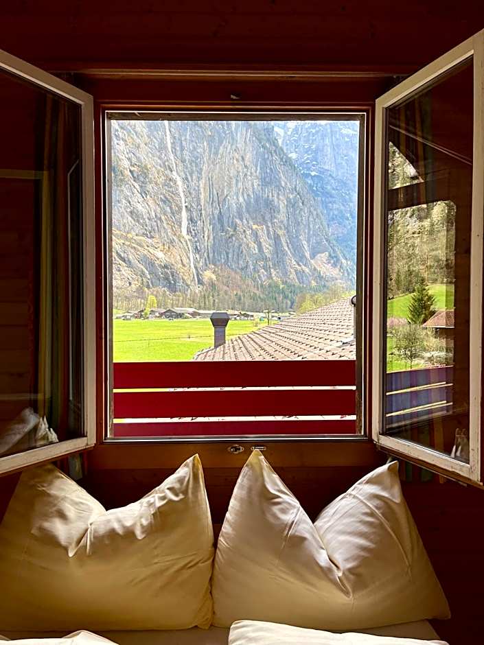 Alpine Base Hostel - Adults only