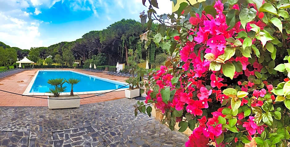 Hotel with swimming-pool in Arborea just 600 meters from the sea