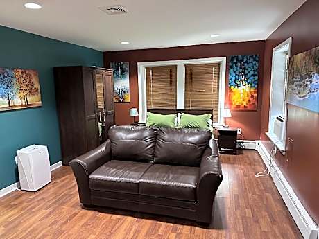 studio-signature-private bathroom-pool view-room 5 queen studio