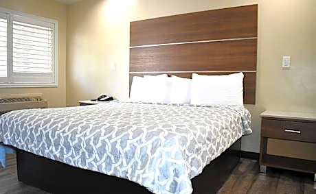 1 King Bed Non-Smoking