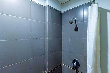 RedDoorz Premium near Paris Van Java Mall