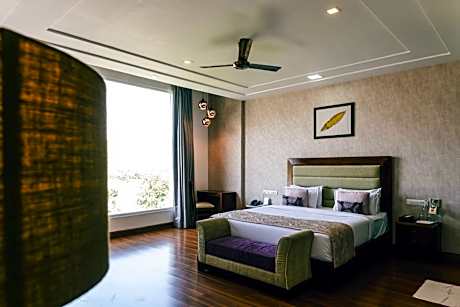 Pool View Suite with Bathtub