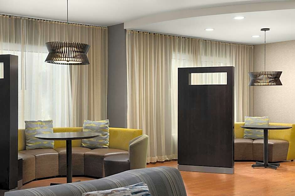 Courtyard by Marriott Long Island MacArthur Airport