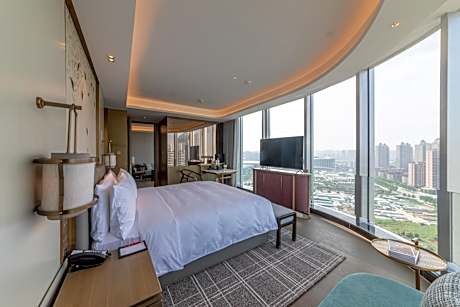 One-Bedroom Suite Lounge Access