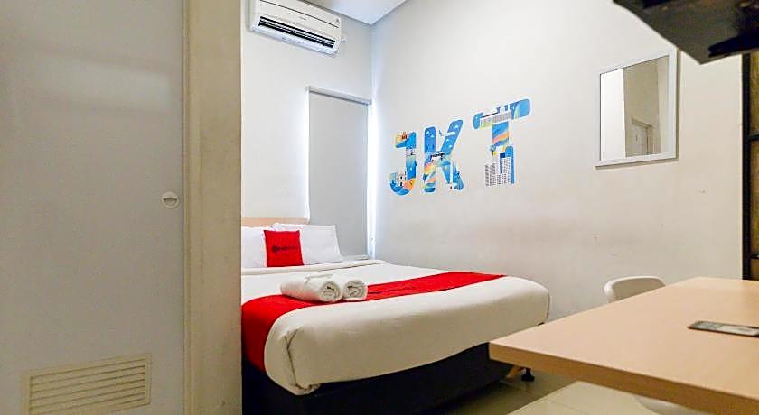 RedDoorz Plus Syariah near Mall Pondok Indah