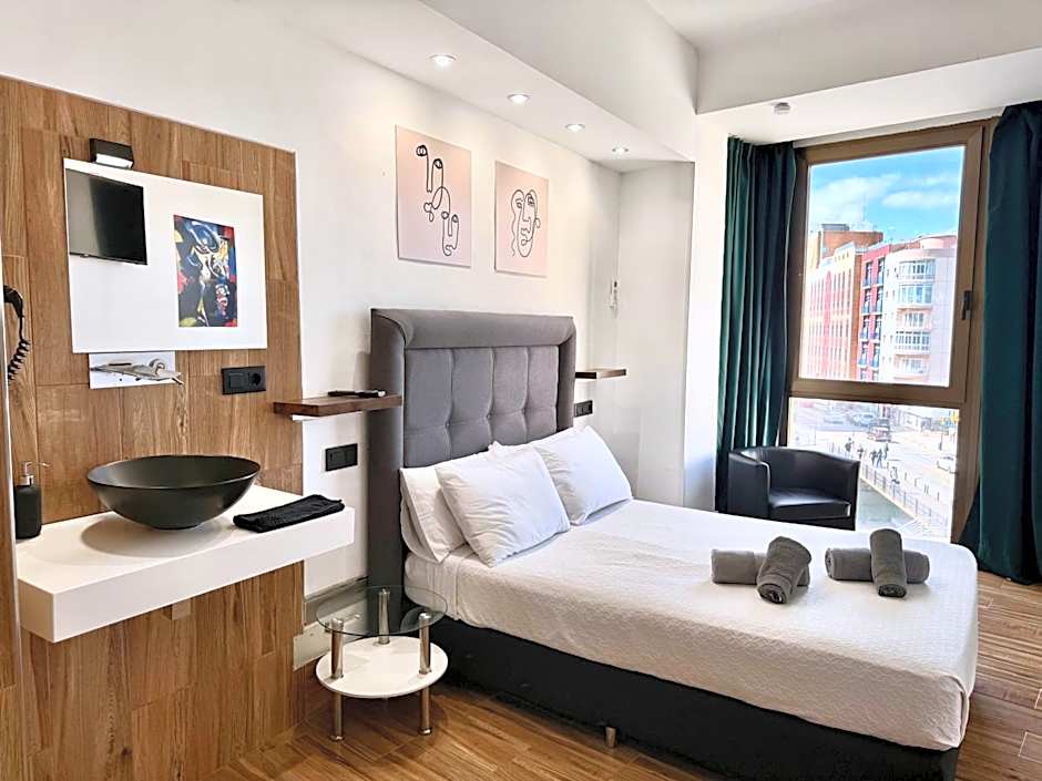 Ilustre - City-View Rooms with AC in Málaga's Old Town - Steps from Calle Larios and the Thyssen