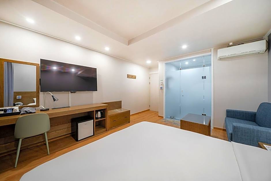 The 7 Business Hotel