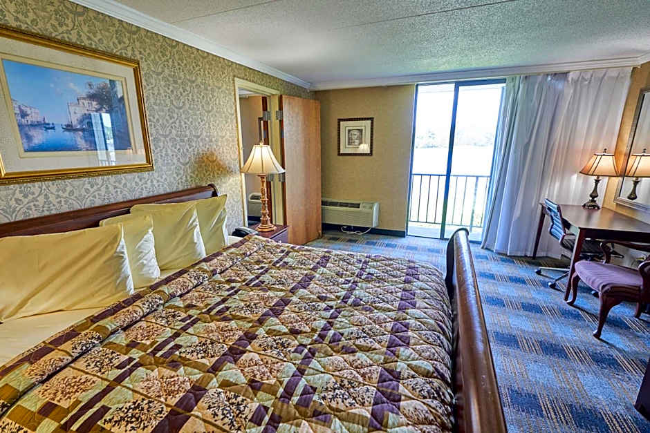 Riverview Inn & Suites