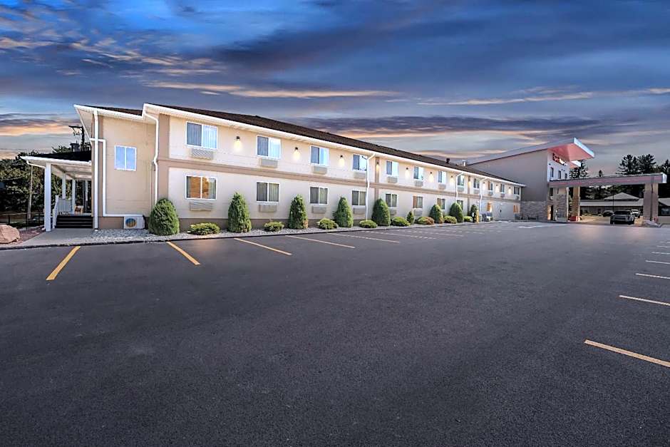 Red Roof Plus+ & Suites Malone