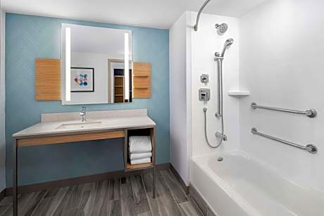 King Room with Bath Tub - Mobility Access