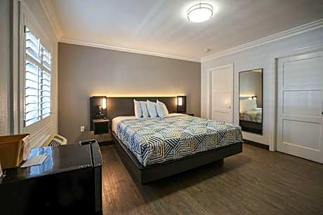 1 King Bed | Non-Smoking, Hot Tub, Micfridge
