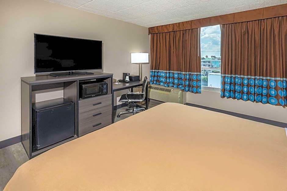 Super 8 by Wyndham Laredo