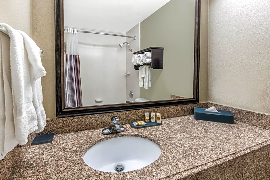 La Quinta Inn & Suites by Wyndham San Antonio Brooks City Base
