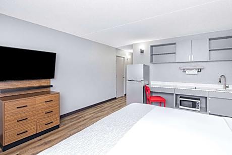 King Room with Roll-In Shower - Mobility Access/Non-Smoking