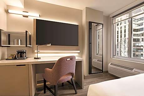 Queen Room with Partial Landmark View