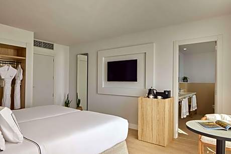 The Level Room Sea View