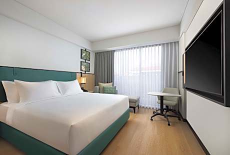 King Guest Room With Balcony