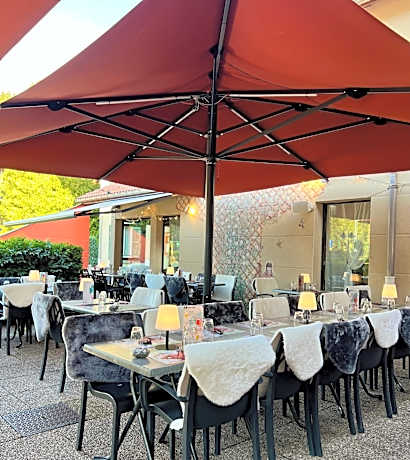 LOGIS HÔTEL, CHALETS et RESTAURANT LES CHATELMINÉS