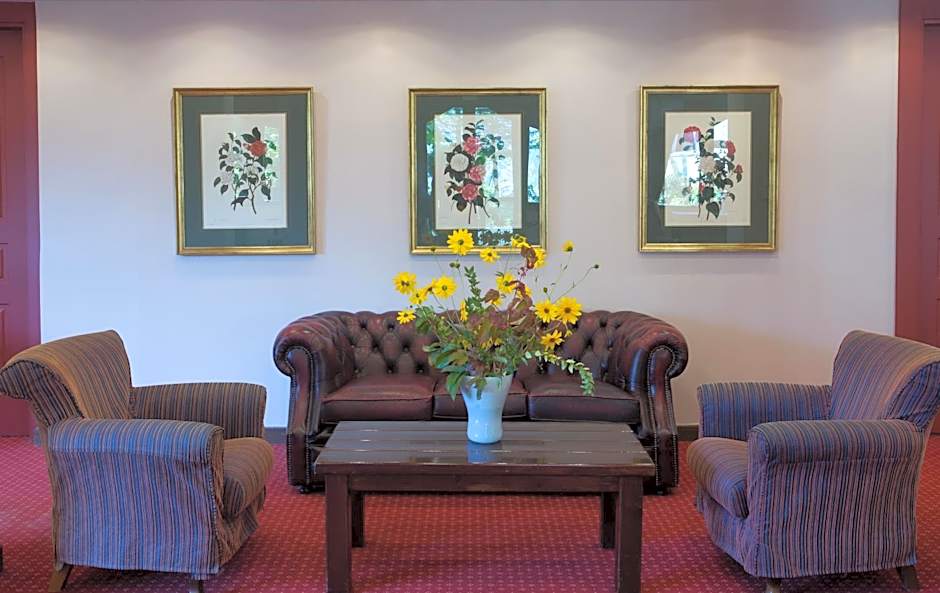 Country Club Hotel & Suites