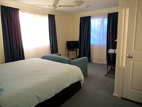 One-Bedroom Apartment with Sea View