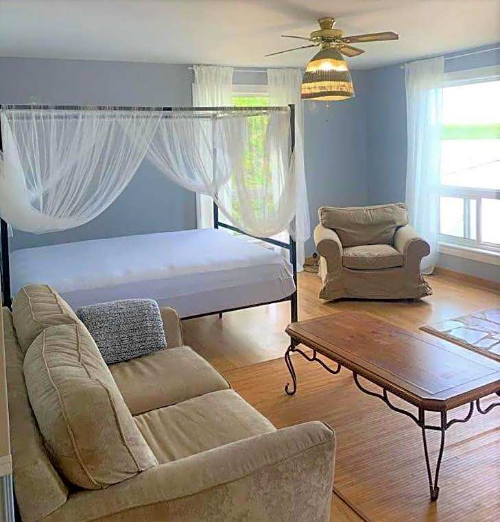 Lakehouse chalet on Sky Lake Ontario 5 bedrooms