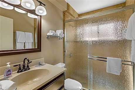 Suite-2 Queen Beds NSMK 2 Bedrooms Kitchen Separate Living Room Patio Wi-Fi Continental Breakfast