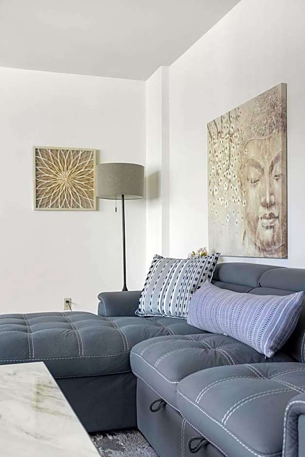 Spacious 2 Bedroom 2 Bathroom Unit Great Location