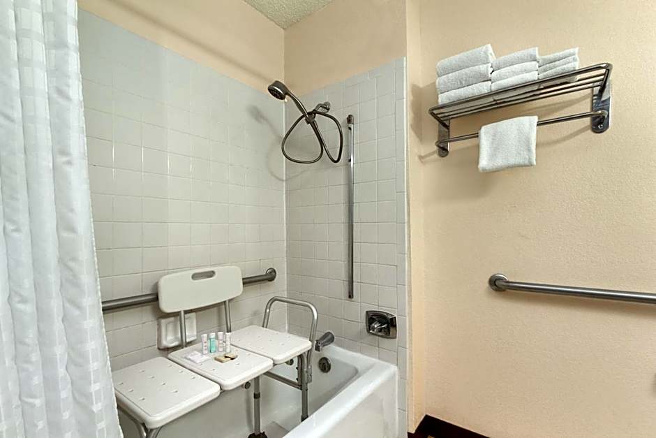 Super 8 by Wyndham Waycross GA