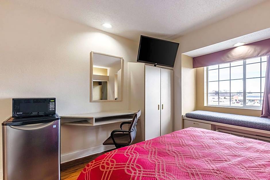 Econo Lodge Inn & Suites Evansville East