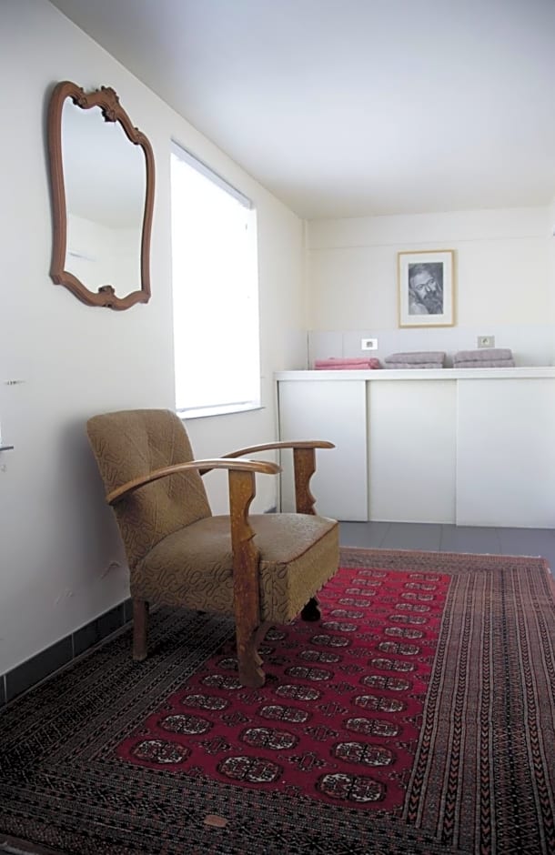 B&B Tempelhof – Ghent, CA