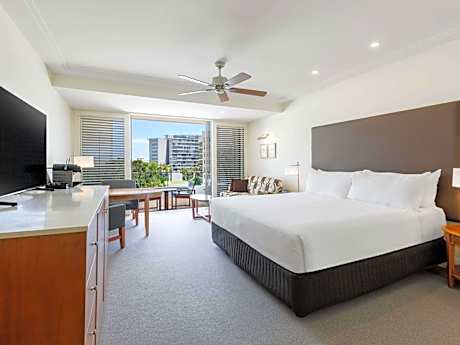 Deluxe Room with 1 King Size Bed and Spa Bath - Pool View with one drink voucher