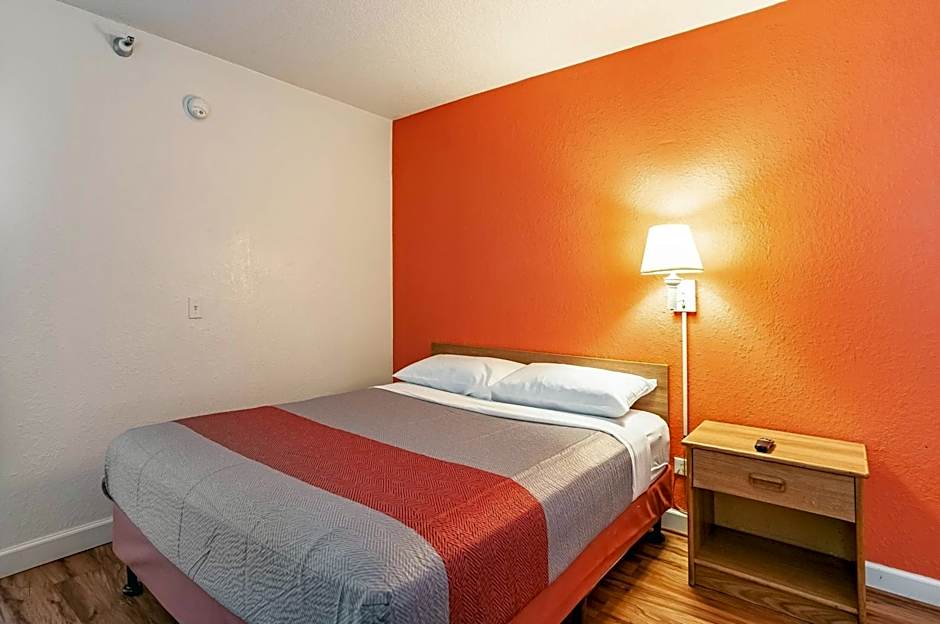 Motel 6 Naperville