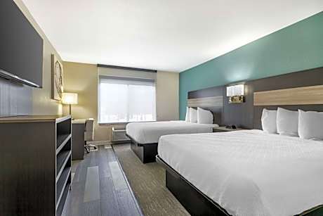 Suite-2 Queen Beds Non-Smoking Sofabed Microwave And Mini-Refrigerator Wi-Fi Full Breakfast