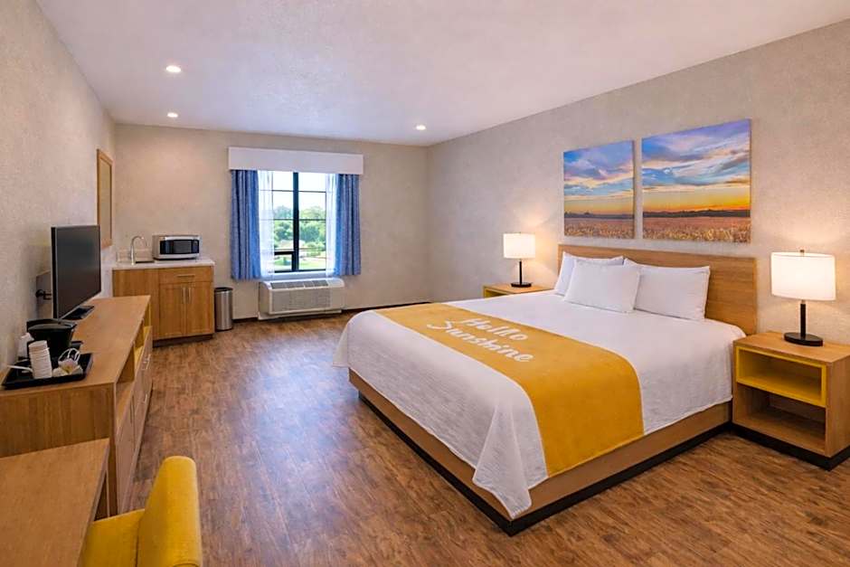 Days Inn & Suites by Wyndham Greater Tomball