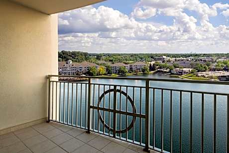Concierge lounge access, Guest room, 2 Queen, Lake view, Balcony